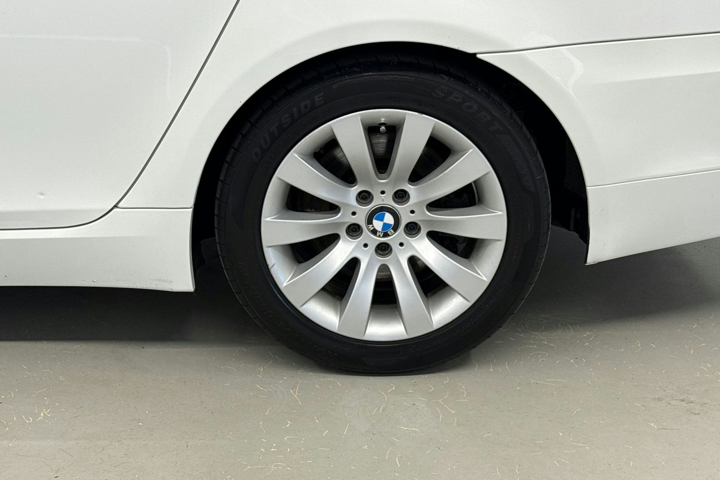 valkoinen BMW 520 2009 kuva 13.