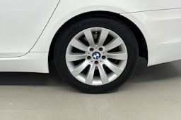 valkoinen BMW 520 2009 kuva 13.