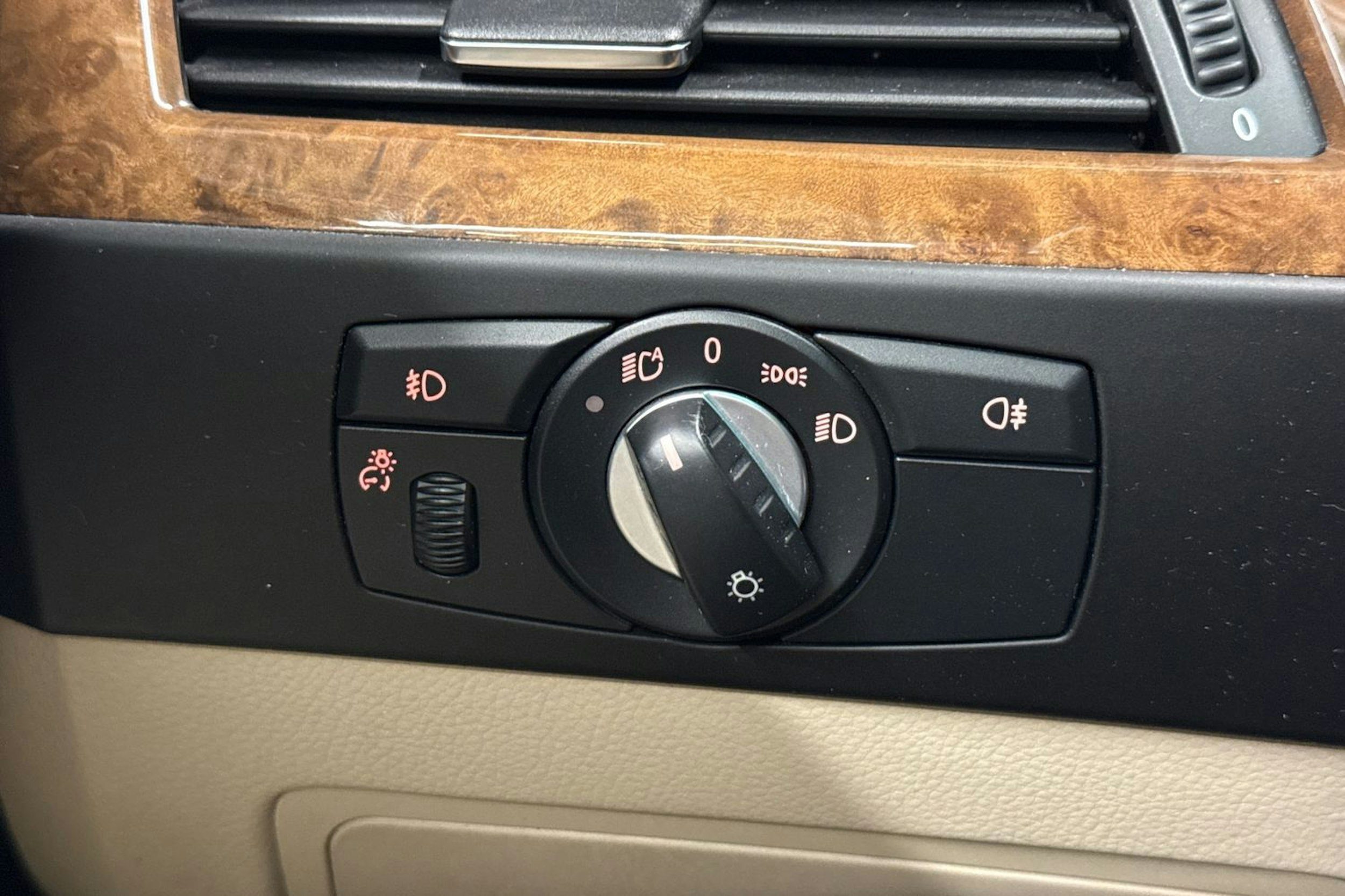 valkoinen BMW 520 2009 kuva 18.