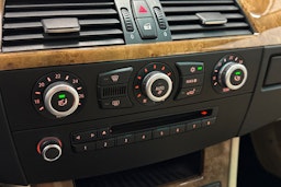 valkoinen BMW 520 2009 kuva 21.