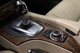 valkoinen BMW 520 2009 kuva 22.