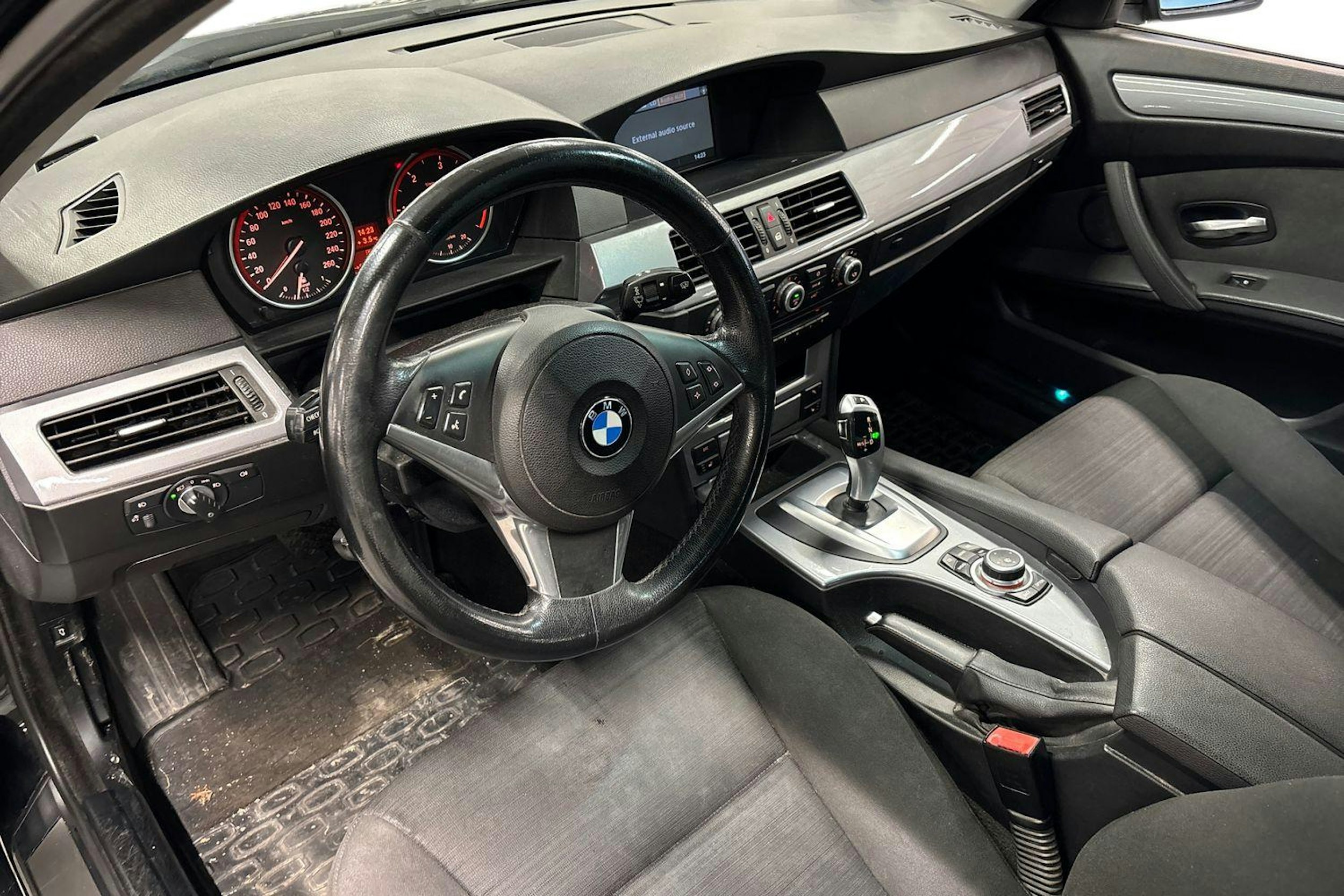 musta BMW 520 2009 kuva 3.