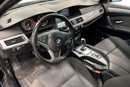 musta BMW 520 2009 kuva 3.