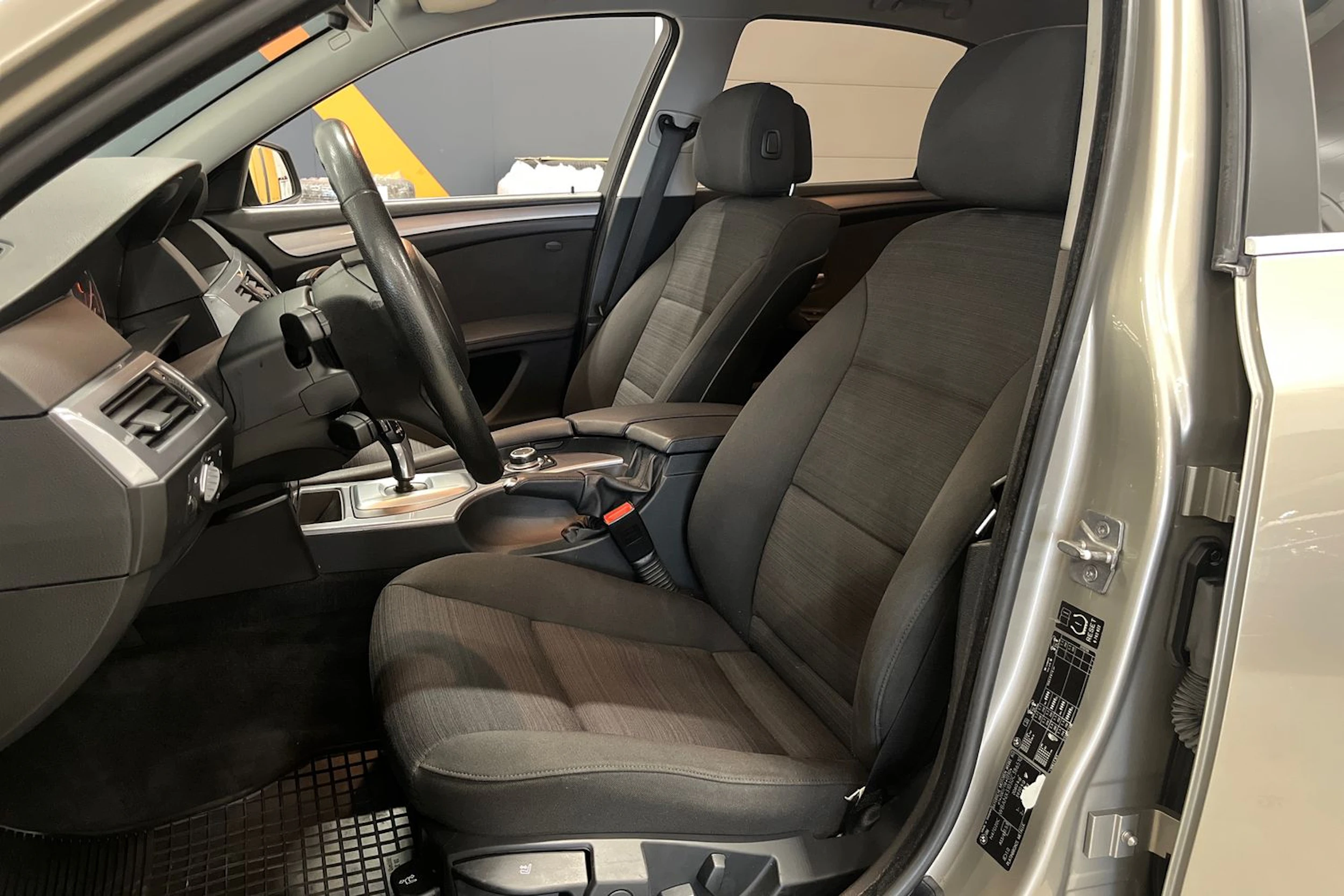 ruskea (beige) BMW 520 2010 kuva 11.