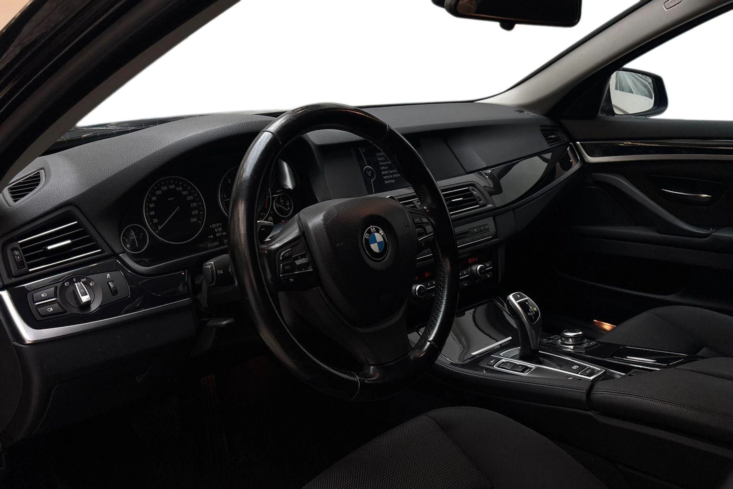 Musta BMW 520 2011 kuva 6.