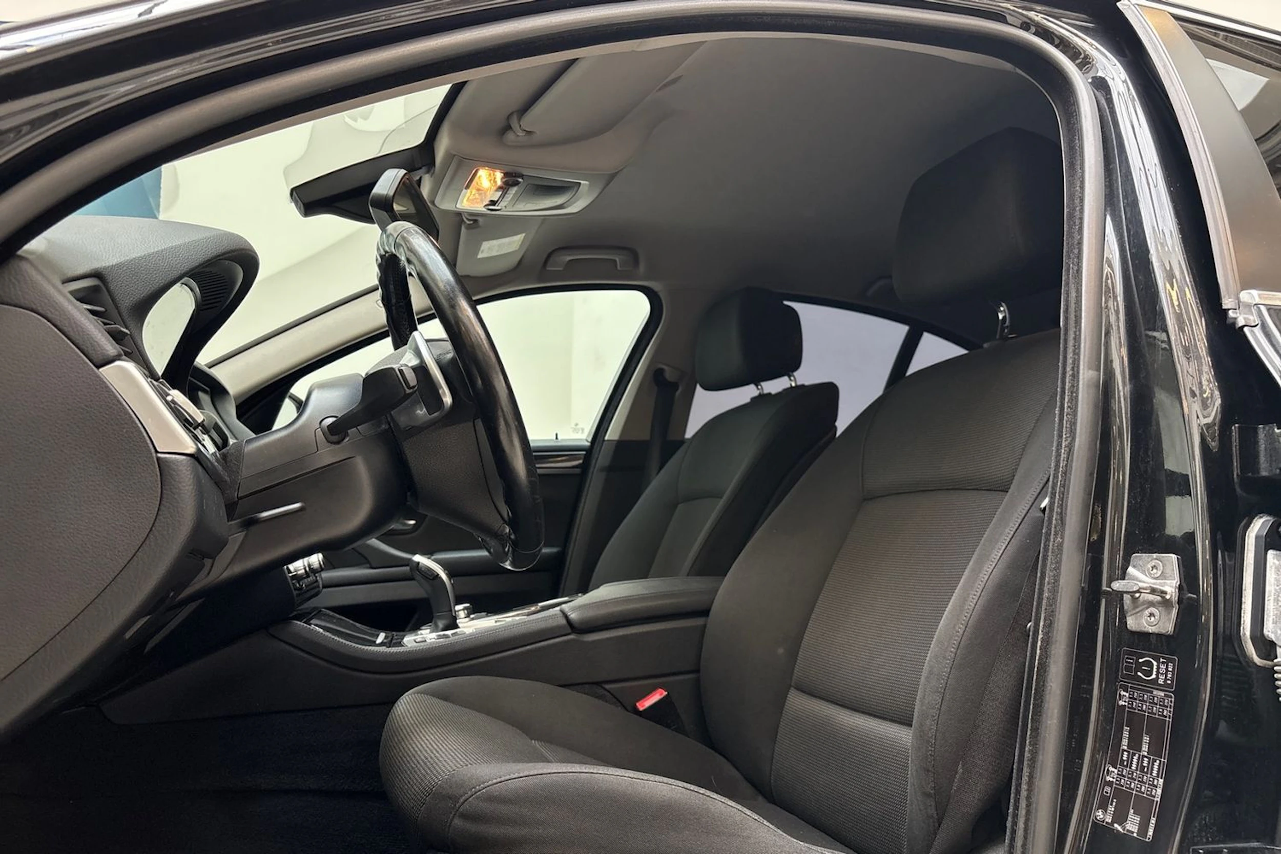 Musta BMW 520 2011 kuva 12.