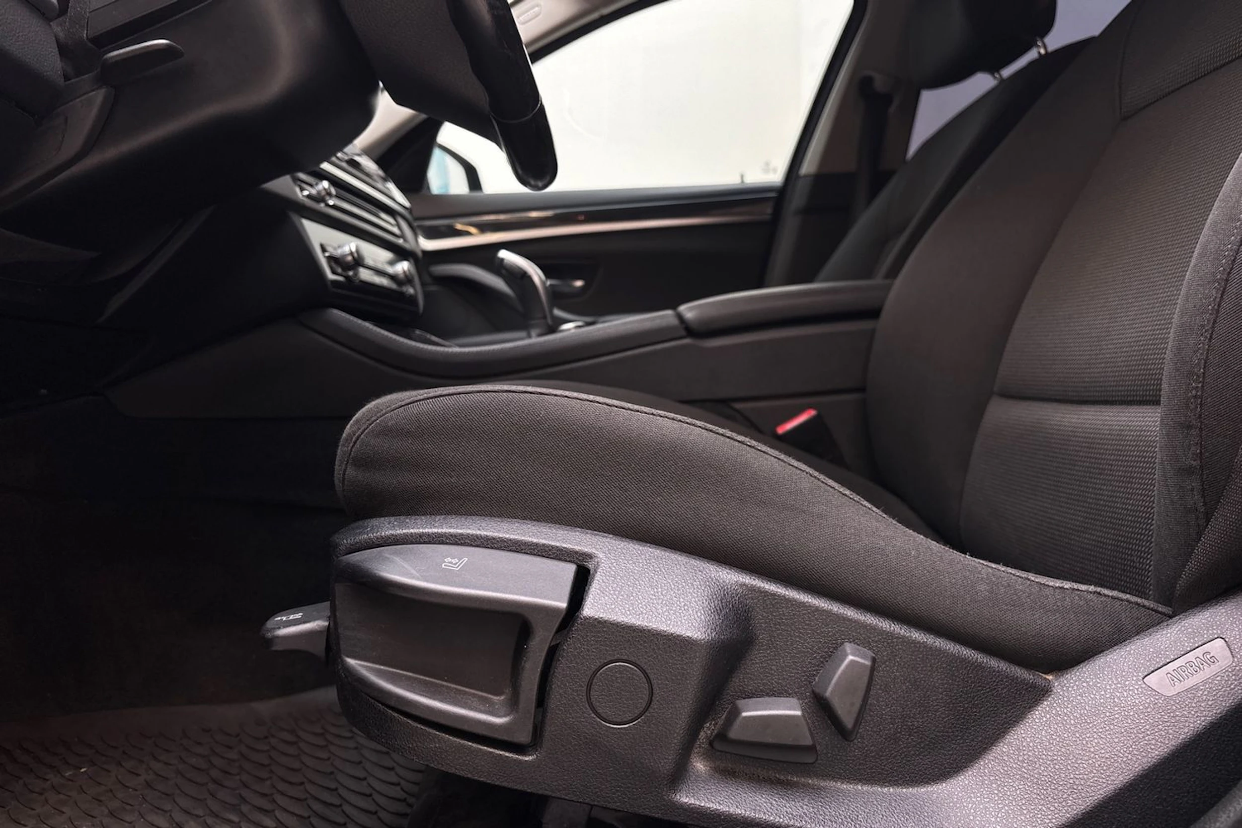 Musta BMW 520 2011 kuva 13.