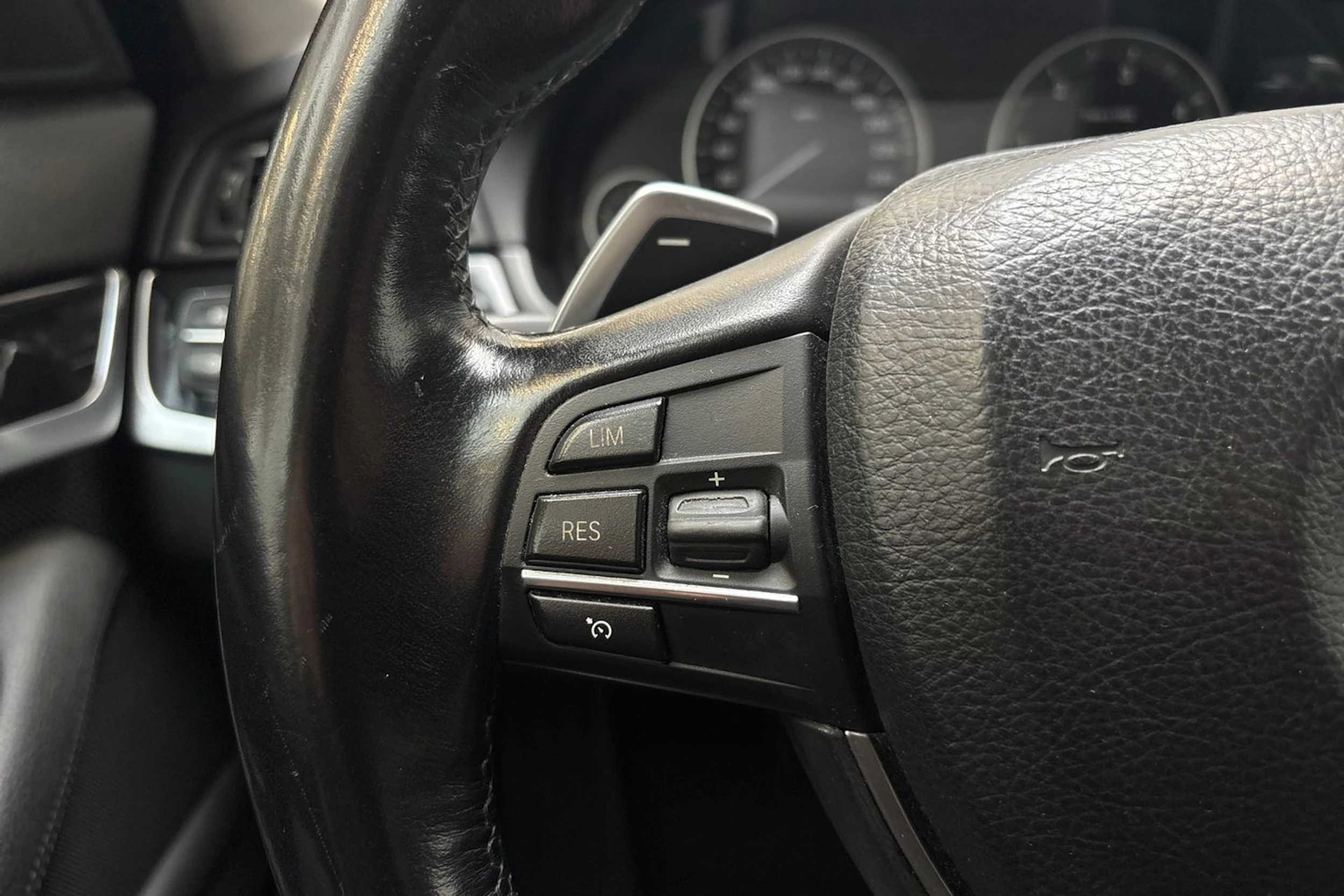 Musta BMW 520 2011 kuva 14.