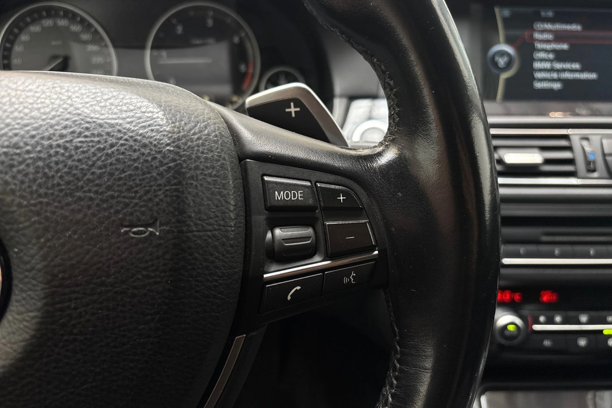 Musta BMW 520 2011 kuva 15.