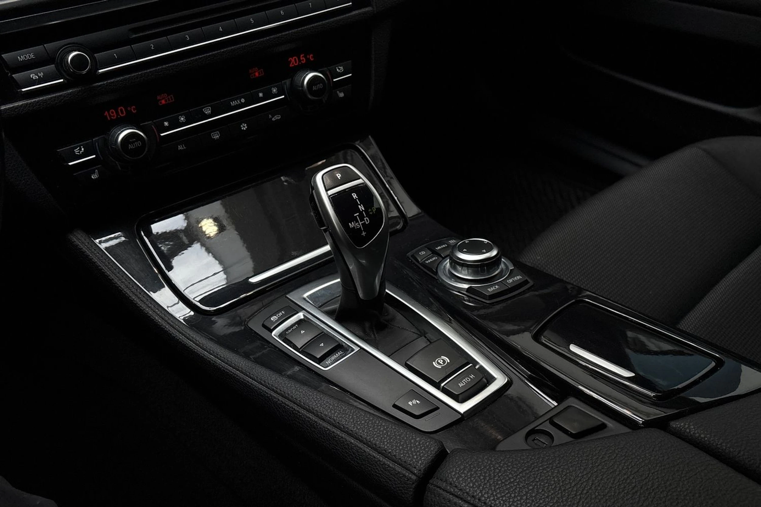 Musta BMW 520 2011 kuva 17.