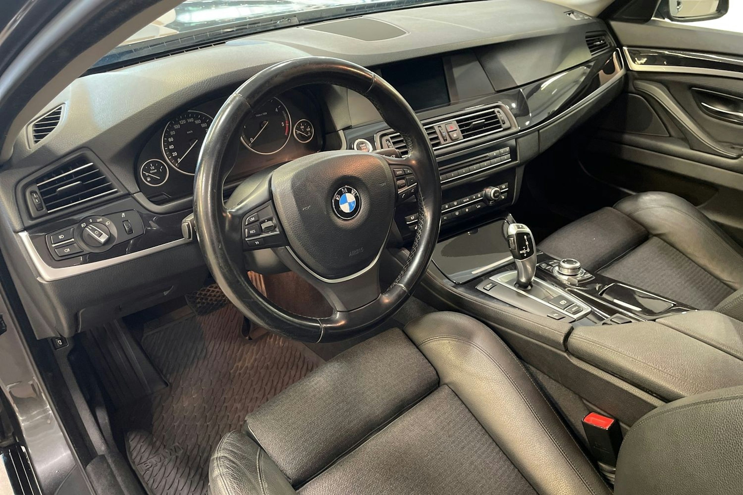 Harmaa BMW 520 2011 kuva 7.