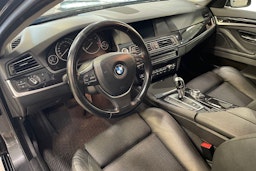Harmaa BMW 520 2011 kuva 7.