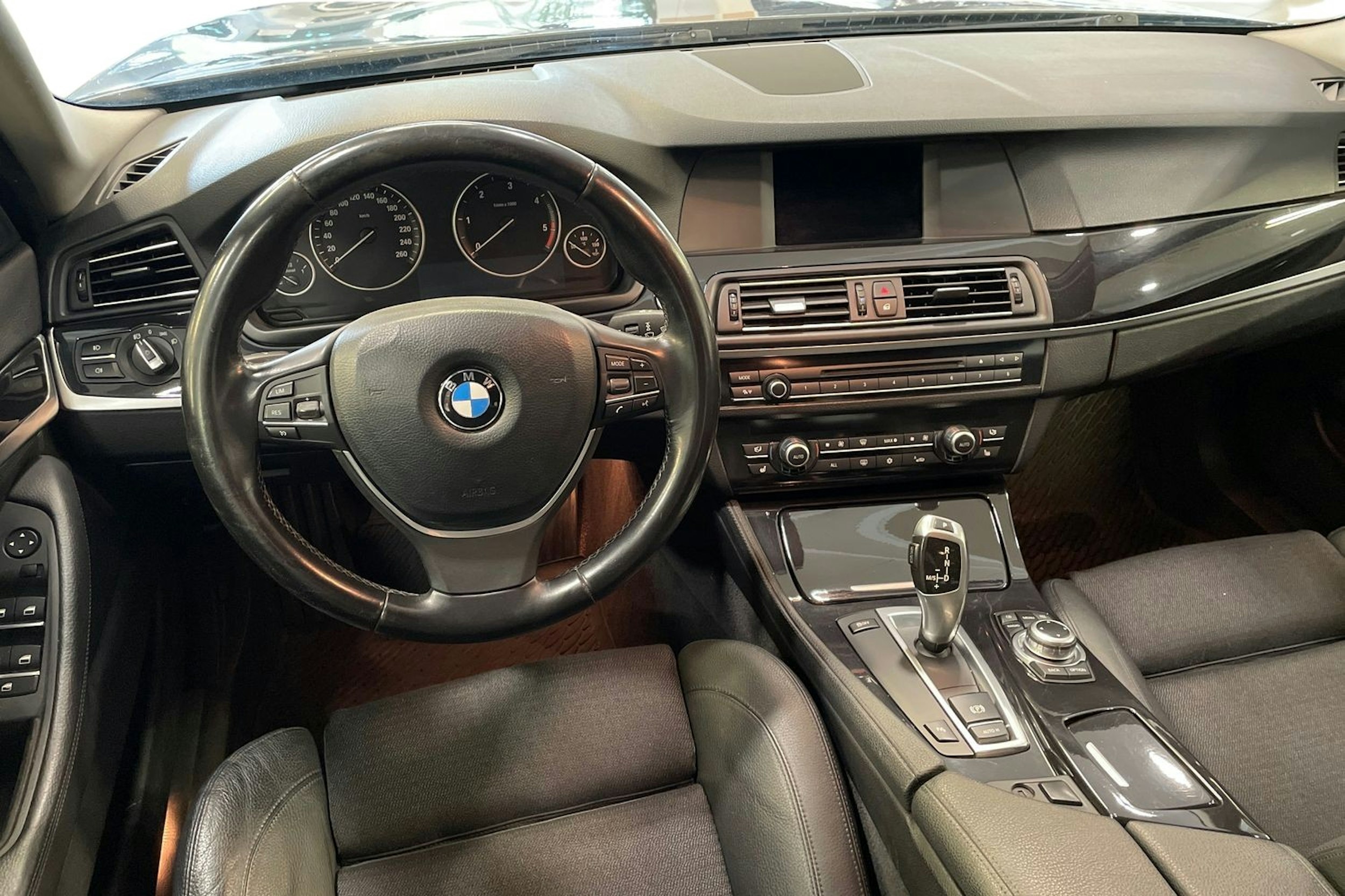 Harmaa BMW 520 2011 kuva 9.
