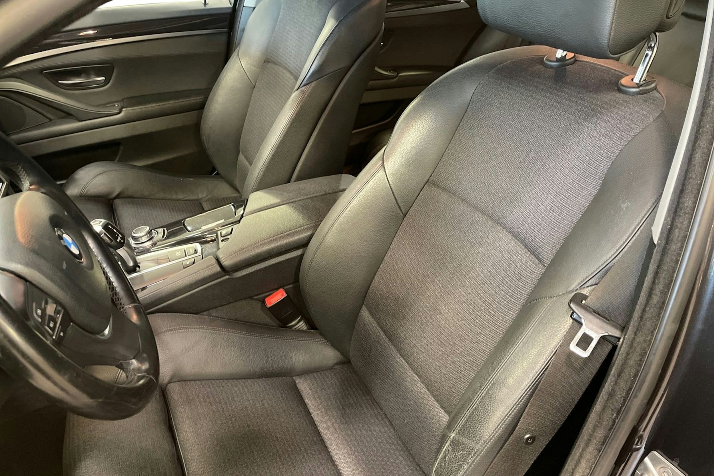 Harmaa BMW 520 2011 kuva 10.