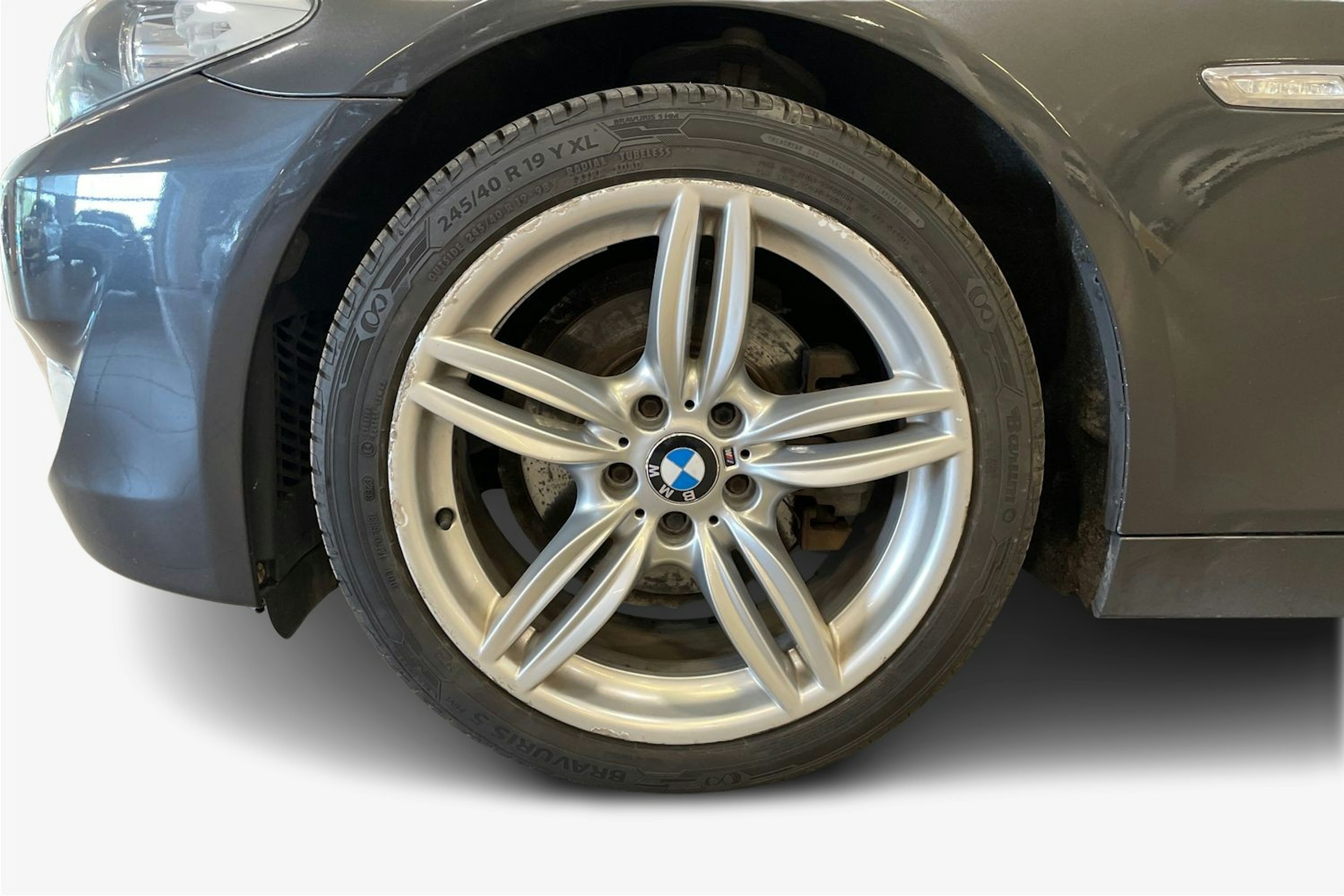 Harmaa BMW 520 2011 kuva 11.