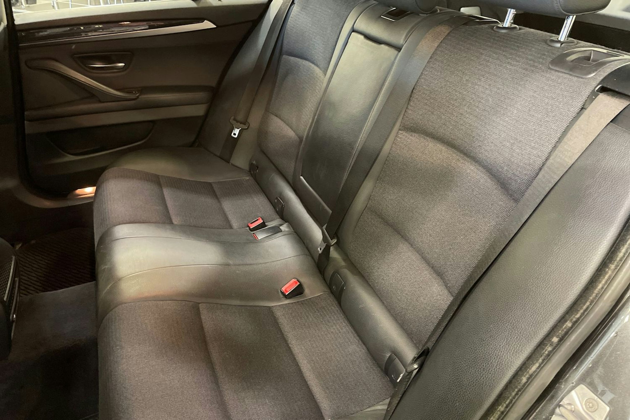 Harmaa BMW 520 2011 kuva 14.
