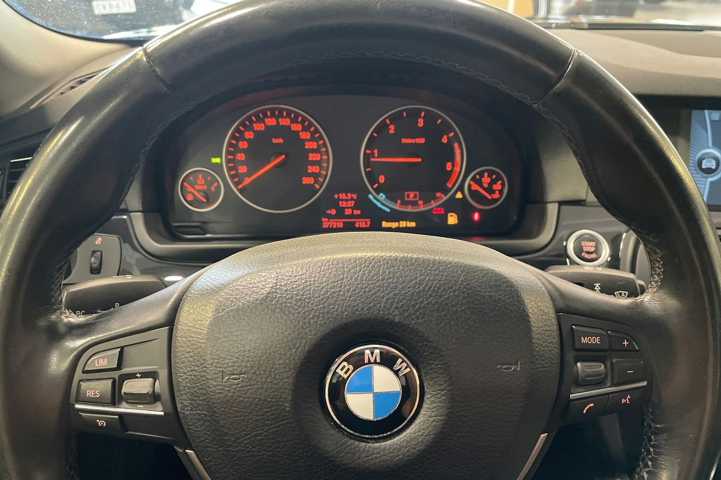 Harmaa BMW 520 2011 kuva 15.