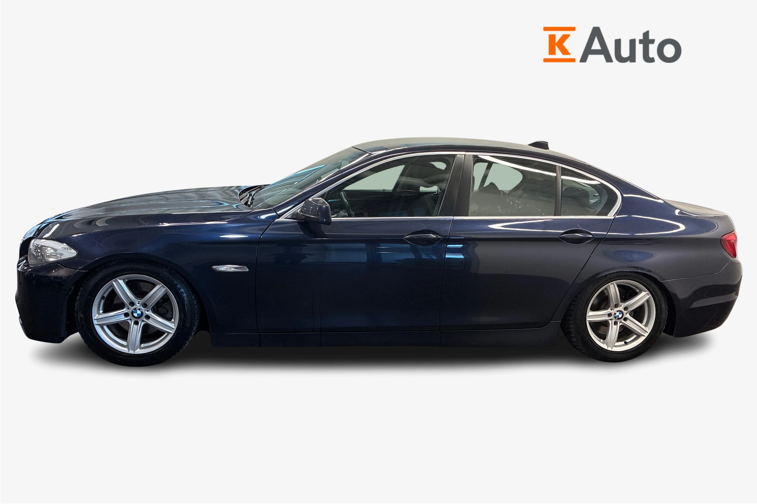 Sininen BMW 520 2011 kuva 5.