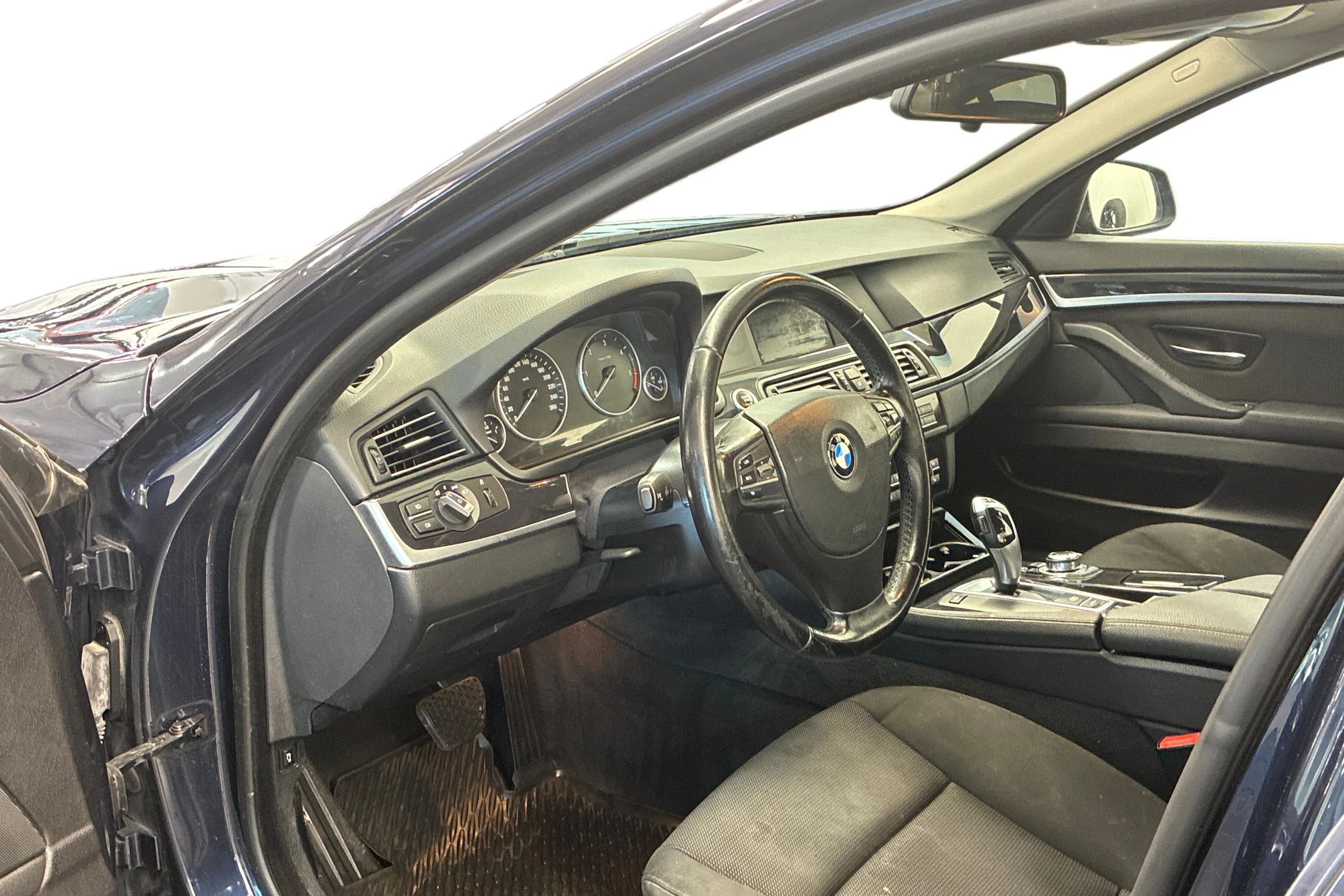 Sininen BMW 520 2011 kuva 6.