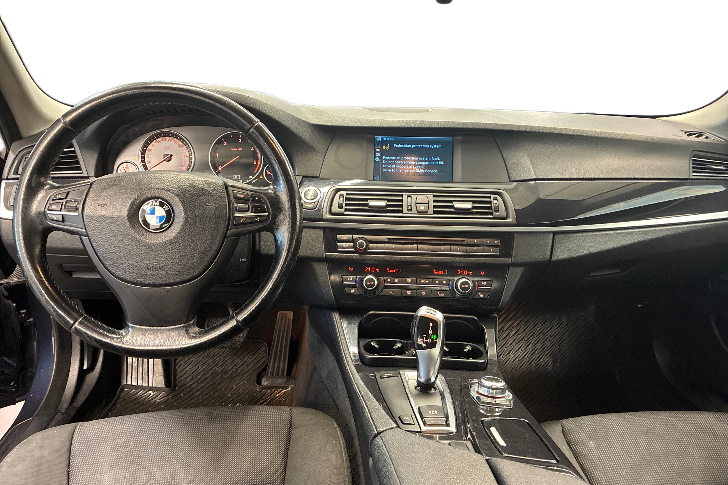 Sininen BMW 520 2011 kuva 7.
