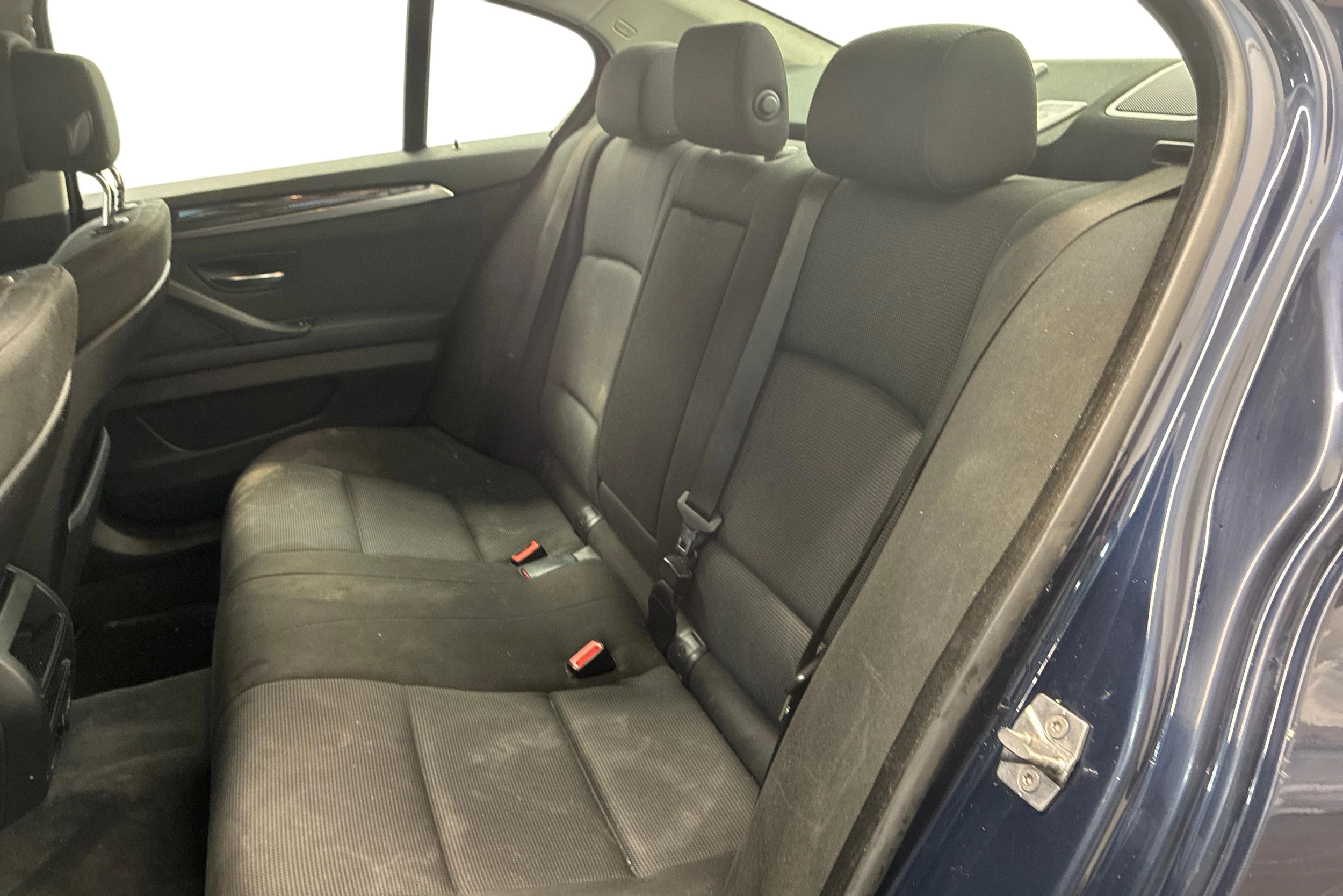 Sininen BMW 520 2011 kuva 8.