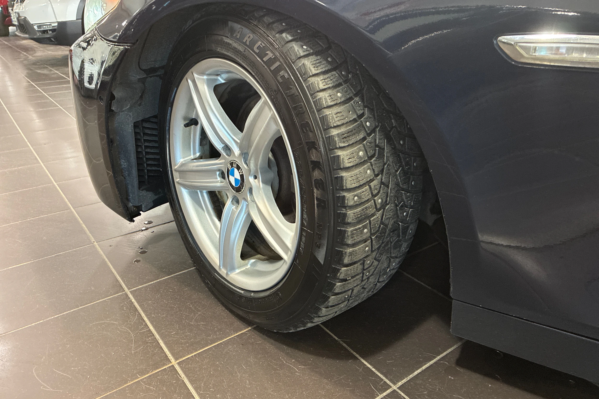 Sininen BMW 520 2011 kuva 11.