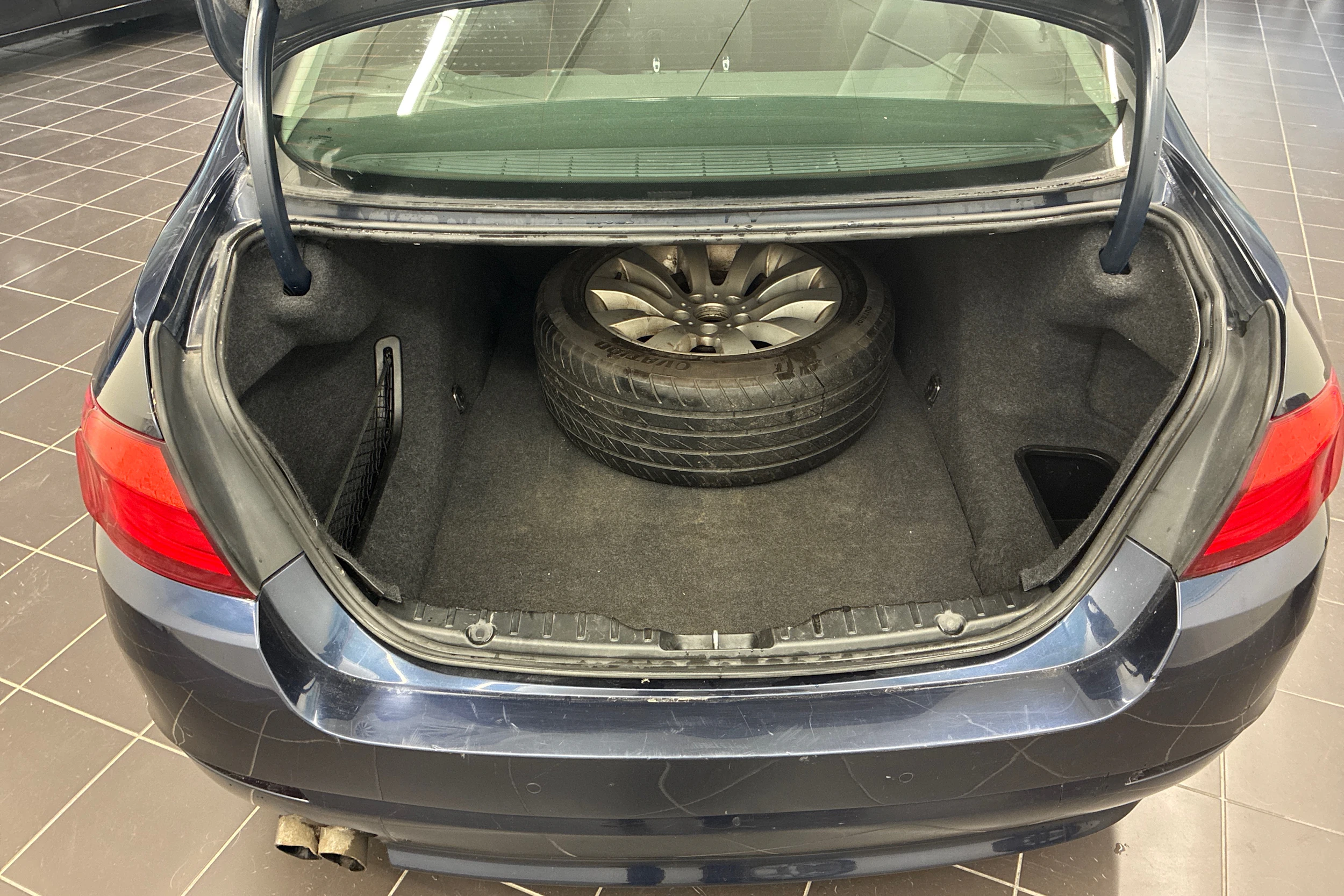 Sininen BMW 520 2011 kuva 30.