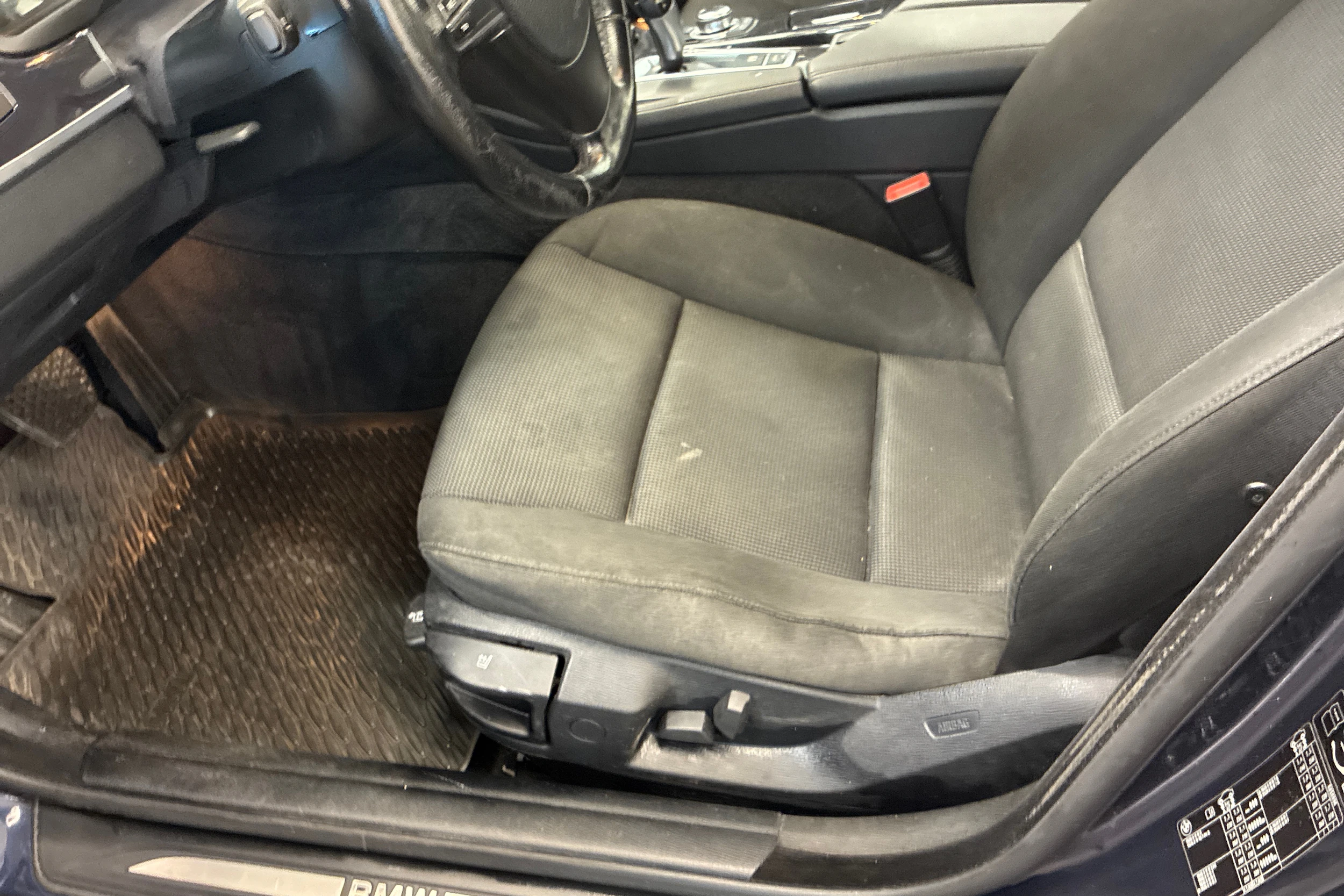 Sininen BMW 520 2011 kuva 32.