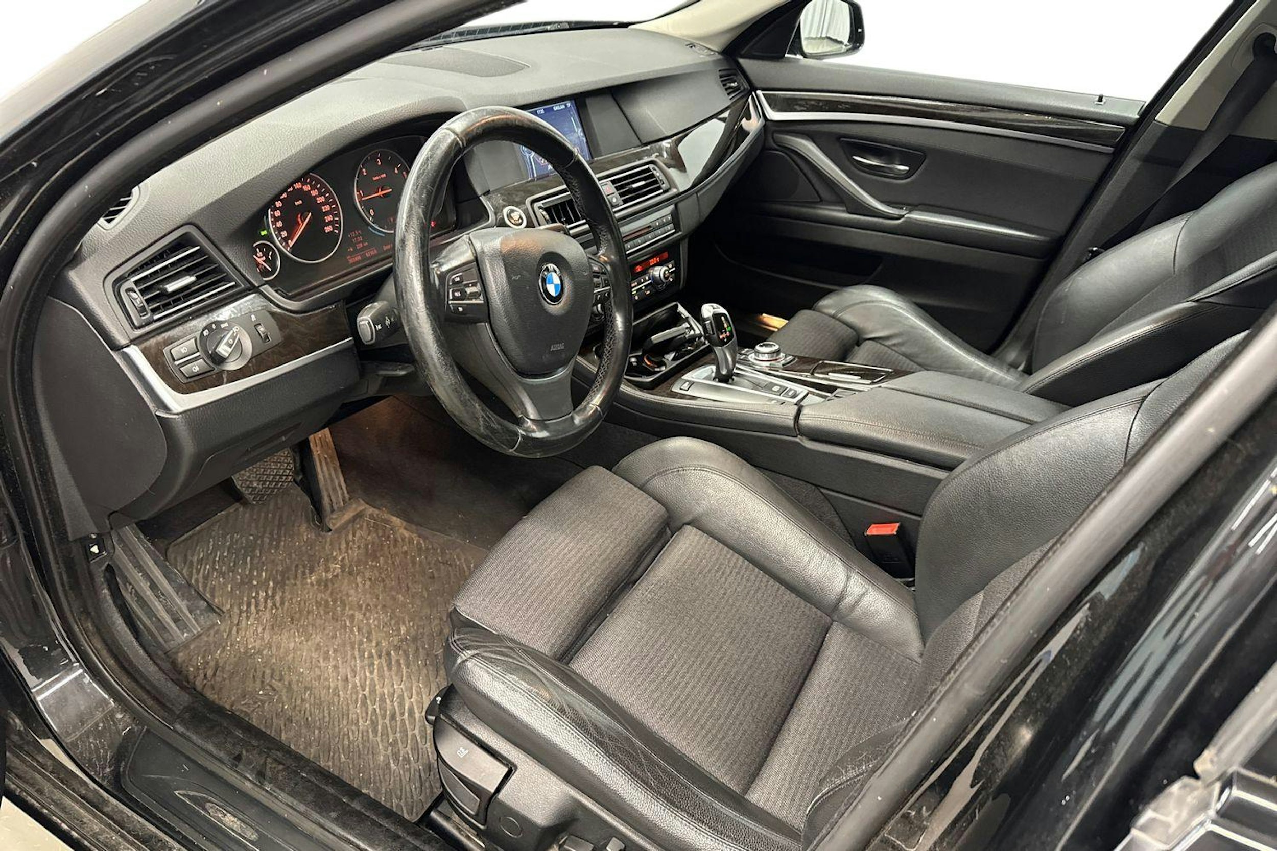 musta BMW 520 2011 kuva 6.