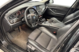 musta BMW 520 2011 kuva 6.