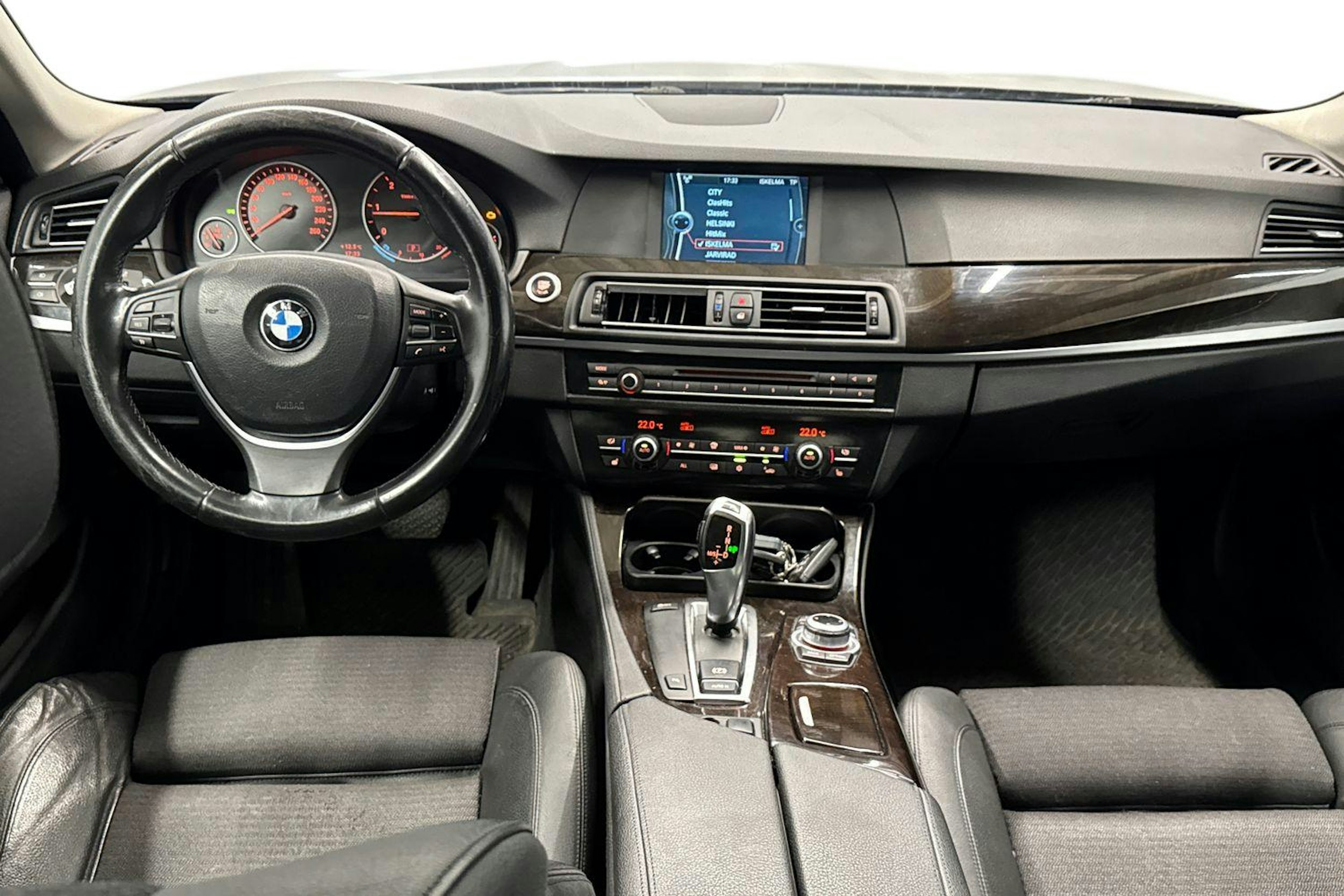 musta BMW 520 2011 kuva 7.
