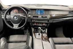 musta BMW 520 2011 kuva 7.