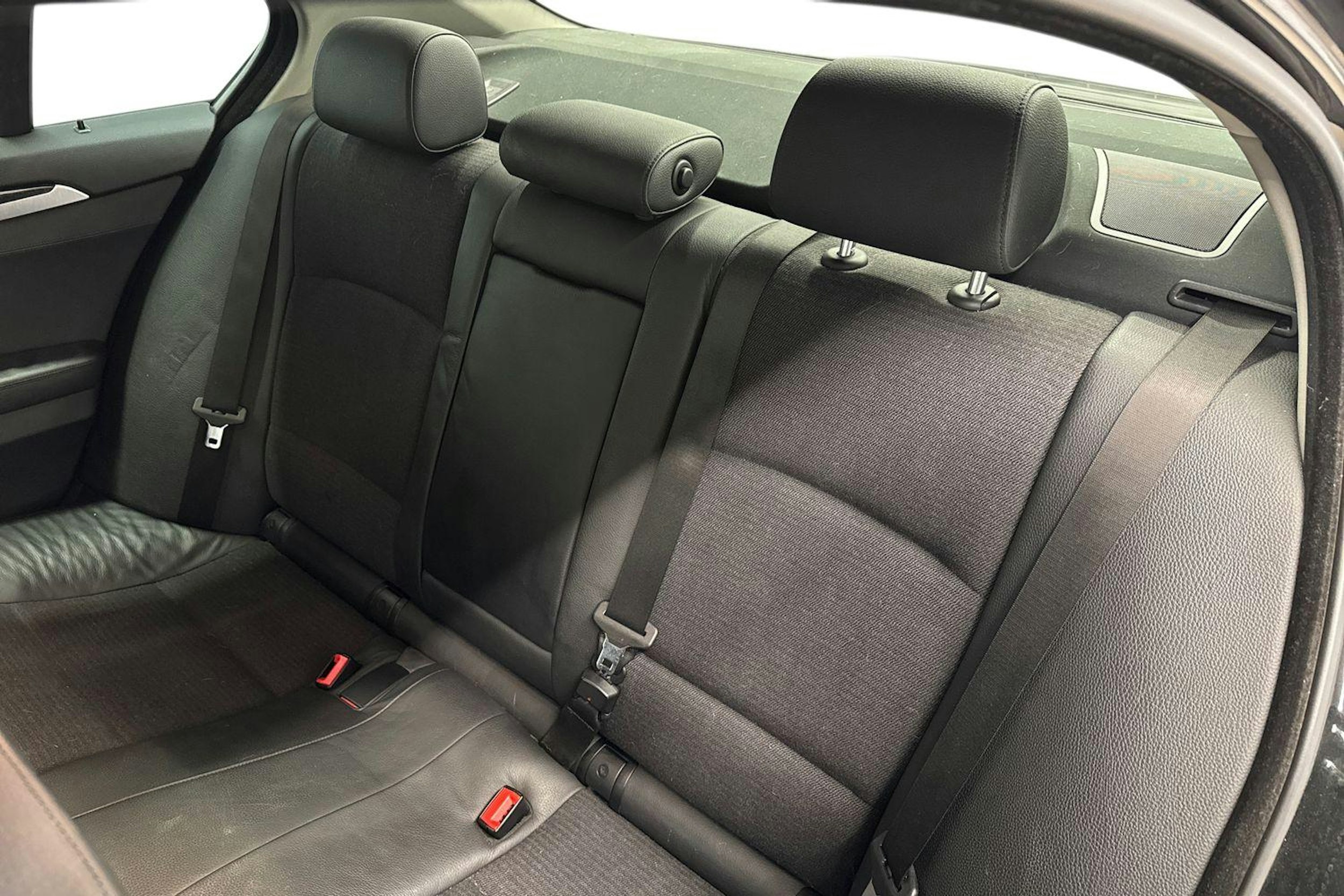 musta BMW 520 2011 kuva 8.