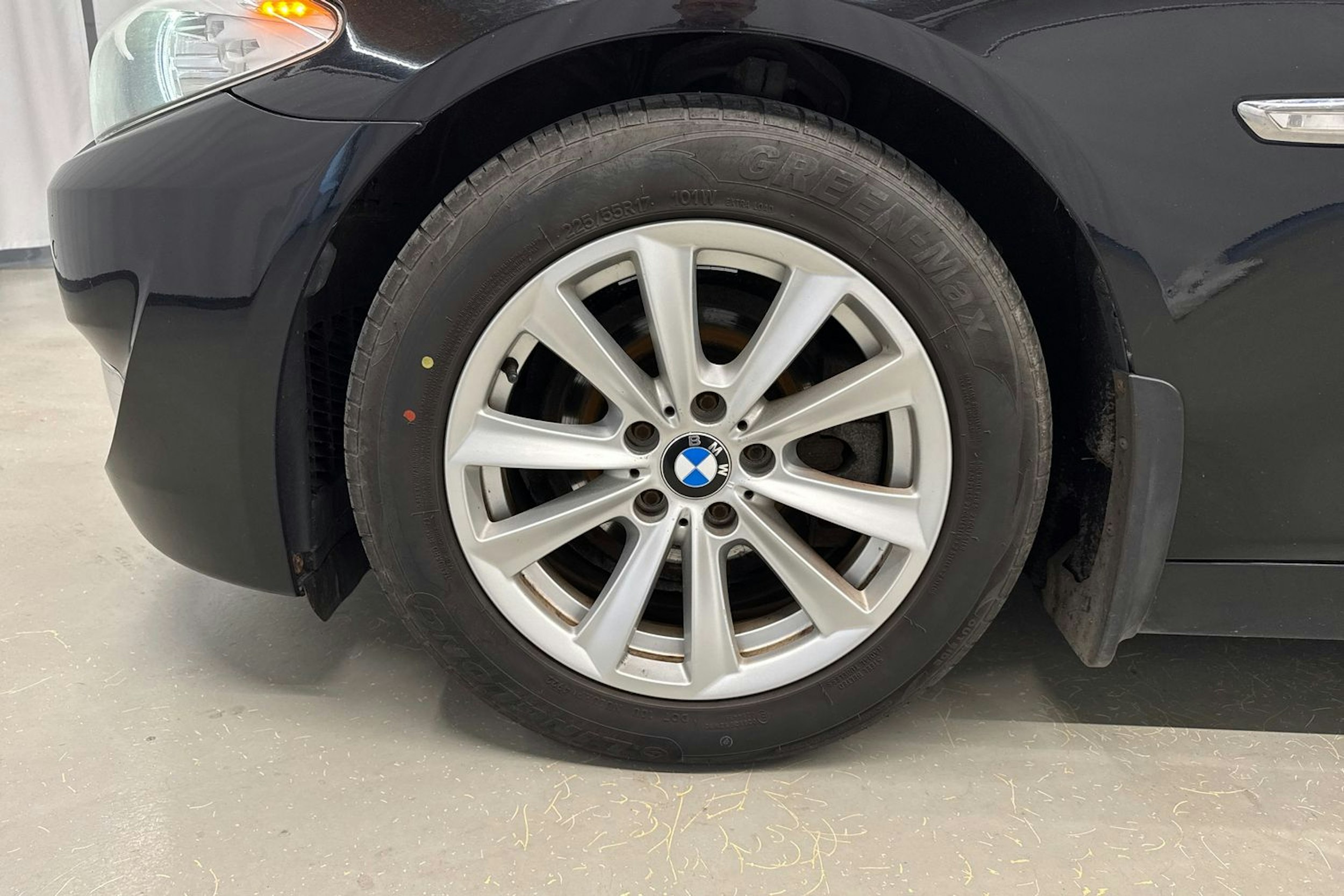 musta BMW 520 2011 kuva 9.