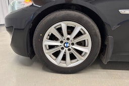 musta BMW 520 2011 kuva 9.