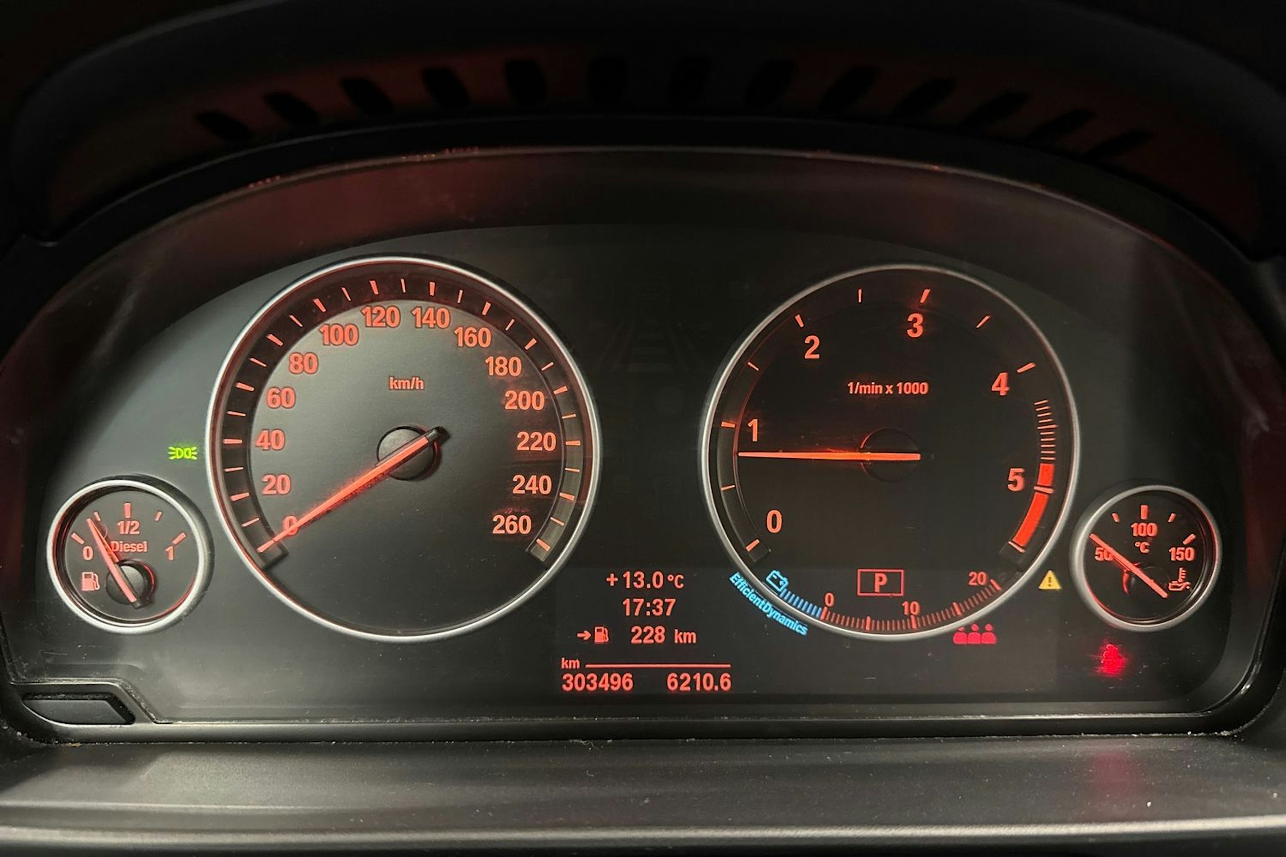 musta BMW 520 2011 kuva 14.