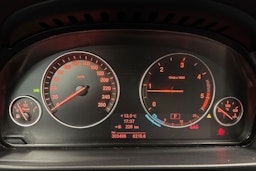 musta BMW 520 2011 kuva 14.