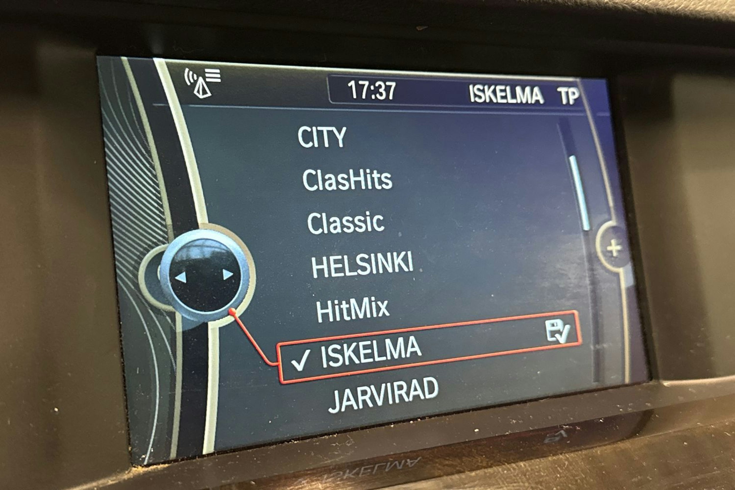 musta BMW 520 2011 kuva 15.