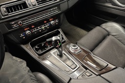 musta BMW 520 2011 kuva 16.