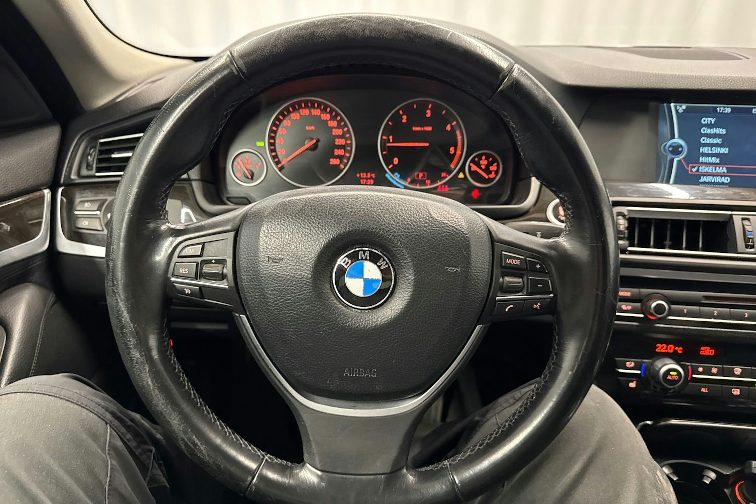 musta BMW 520 2011 kuva 17.