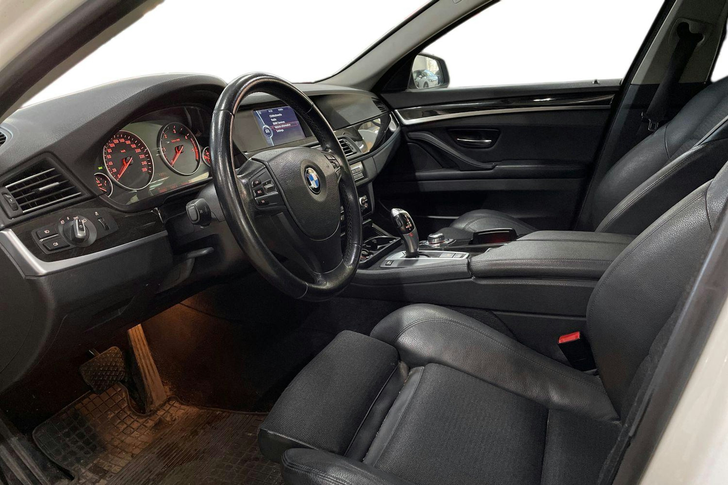 Valkoinen BMW 520 2011 kuva 3.