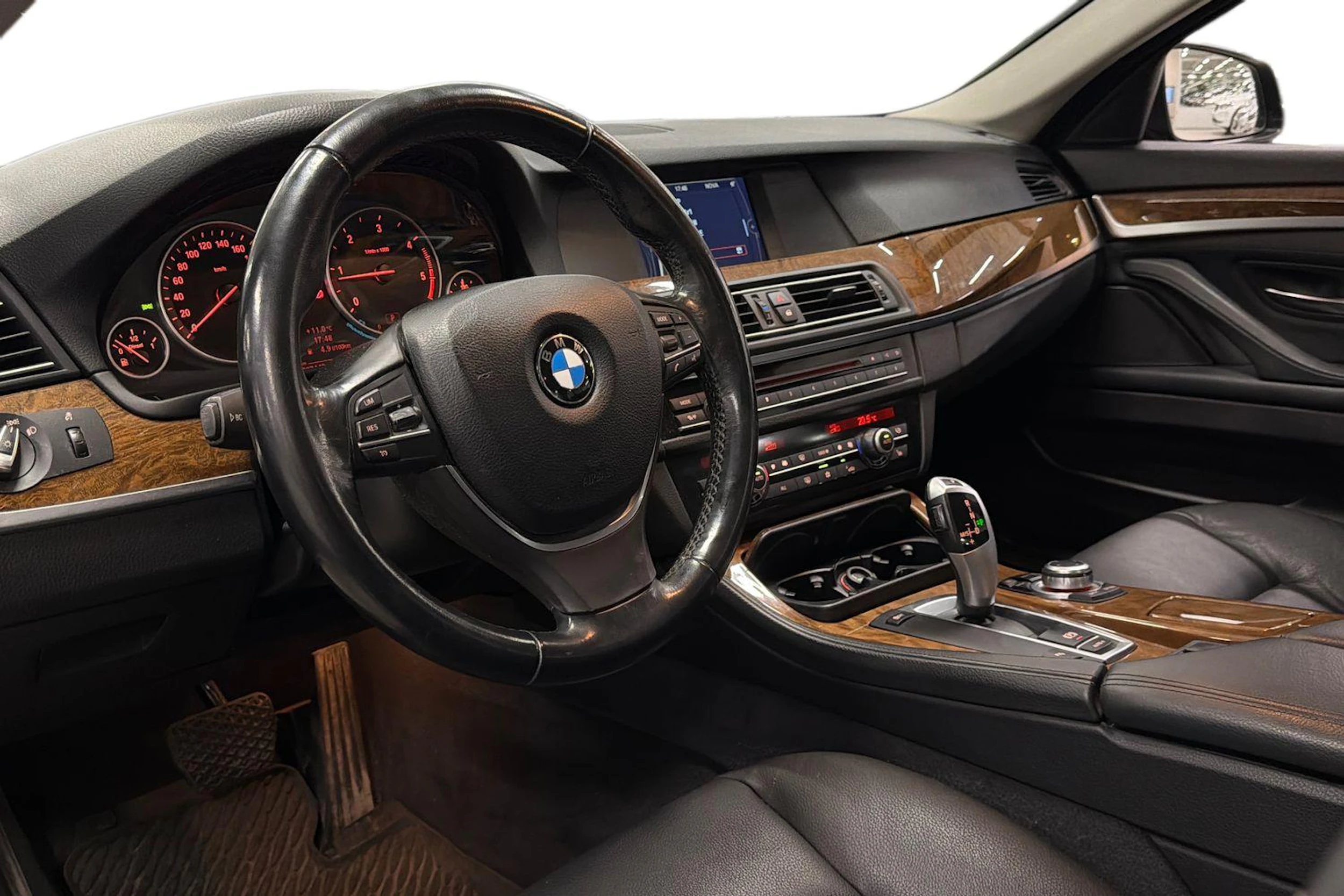 musta BMW 520 2011 kuva 3.