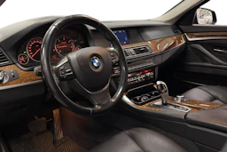 musta BMW 520 2011 kuva 3.