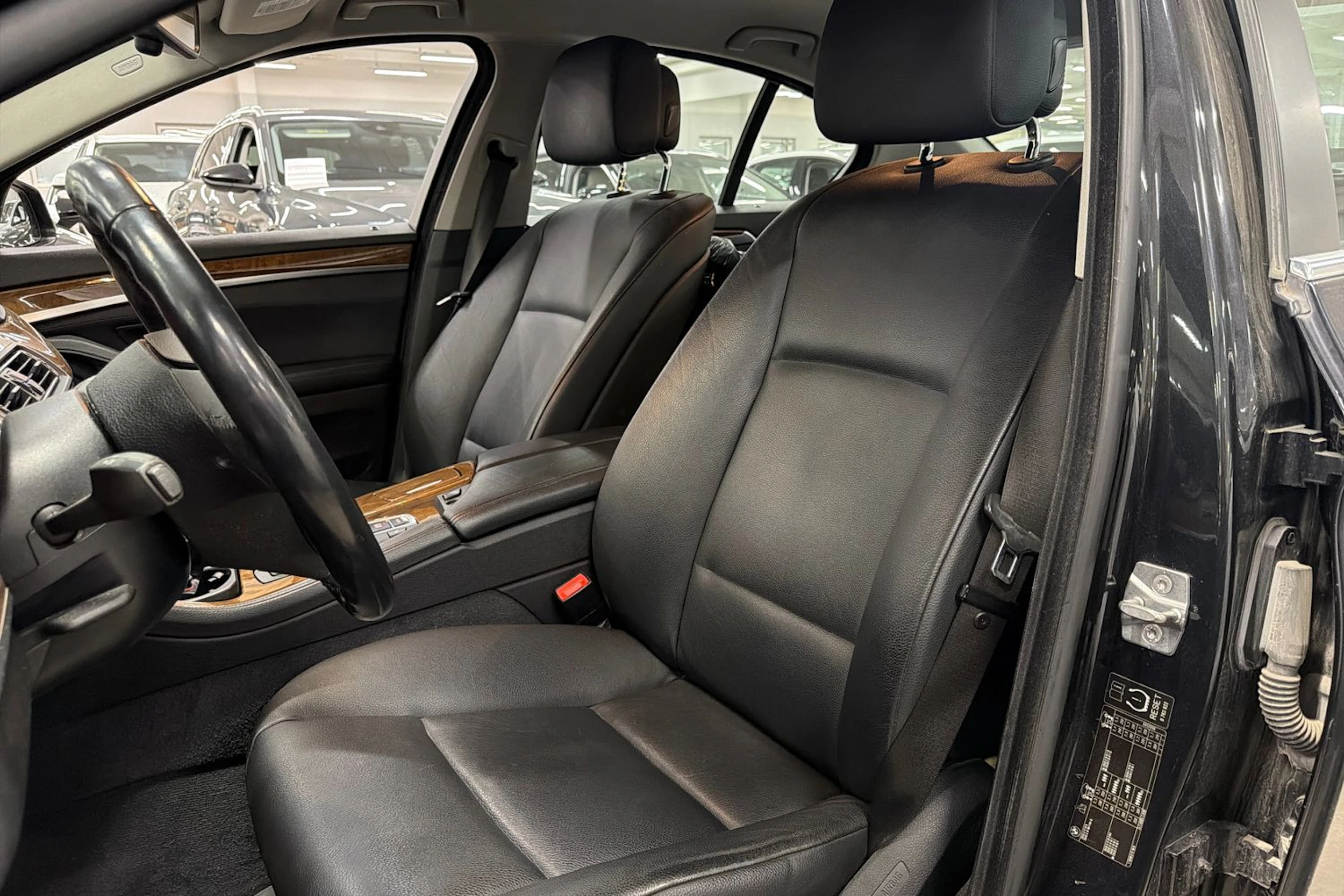 musta BMW 520 2011 kuva 4.