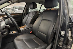 musta BMW 520 2011 kuva 4.