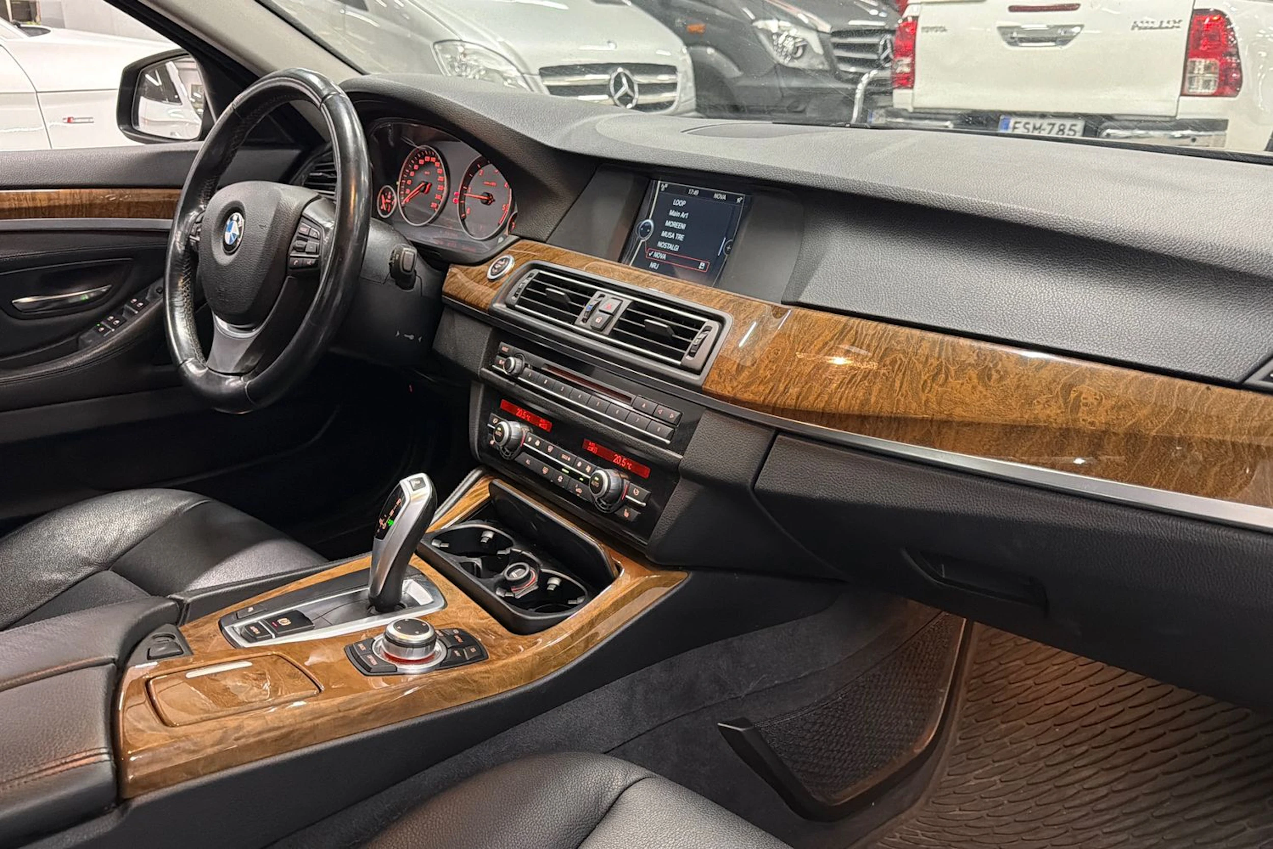 musta BMW 520 2011 kuva 5.