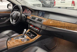 musta BMW 520 2011 kuva 5.