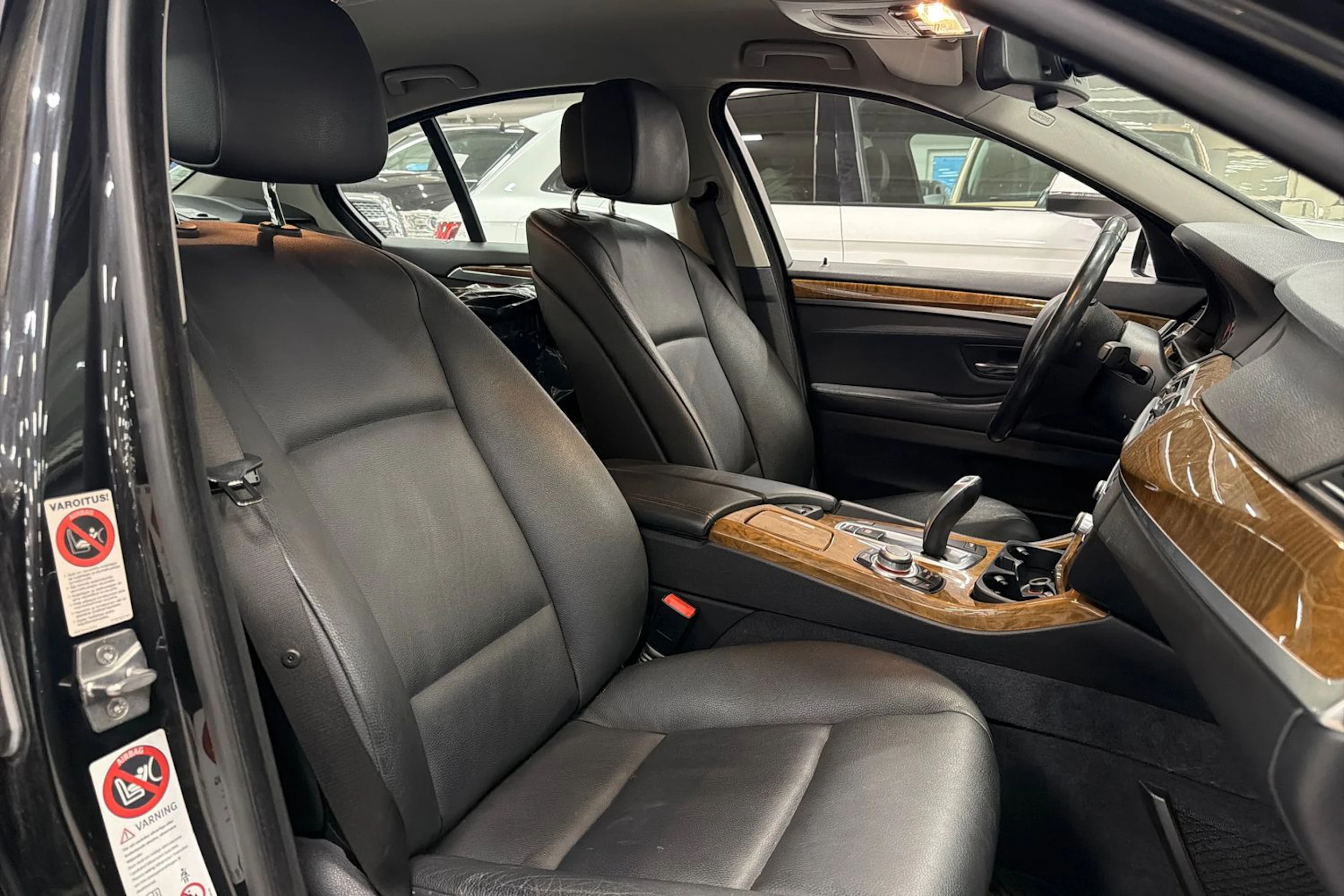 musta BMW 520 2011 kuva 6.