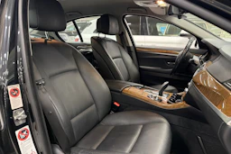 musta BMW 520 2011 kuva 6.