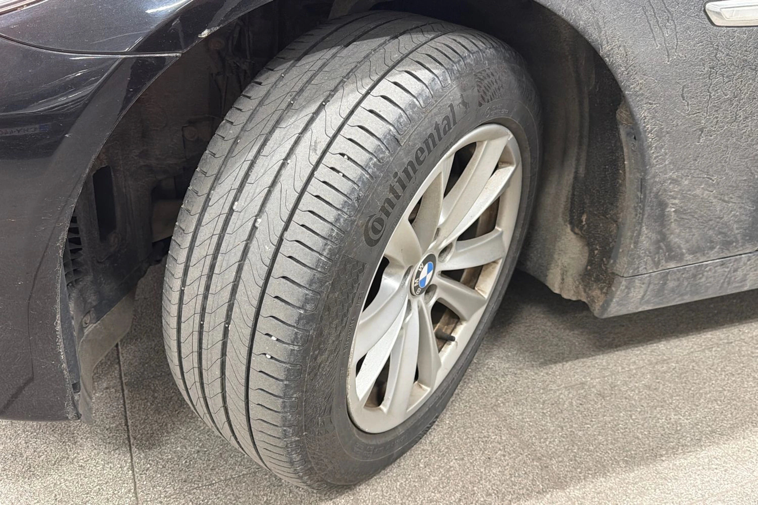 musta BMW 520 2011 kuva 7.